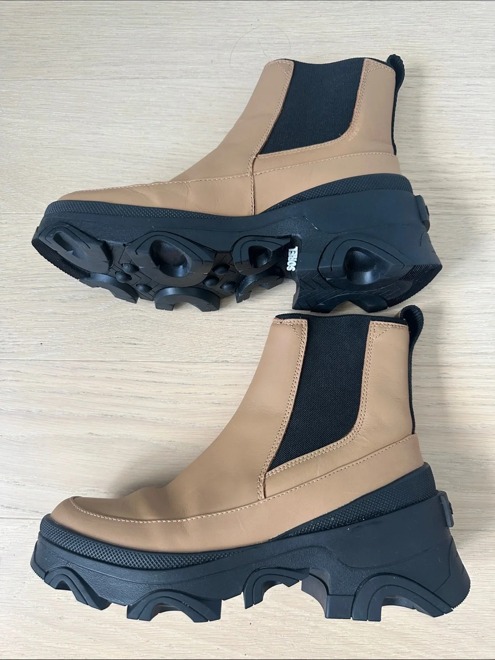Sorel women’s Brex Waterproof platform Chelsea Boots Tan and Black 8.5